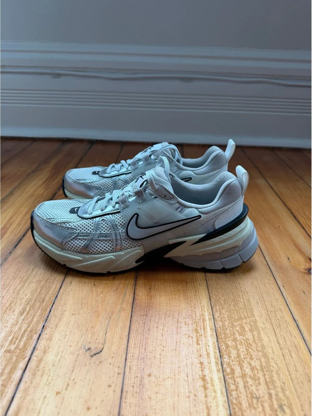 Women's Nike V2K Run Summit White/Metallic Silver (FD0736 100)